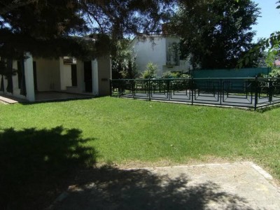 Chalet con pileta y parque a tres cuadras río en Fantasio.