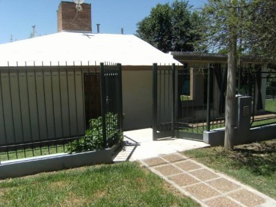 Chalet con pileta y parque a tres cuadras río en Fantasio.